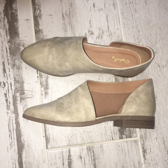 Shoes size 9 color stone NWOT - Picture 2 of 4